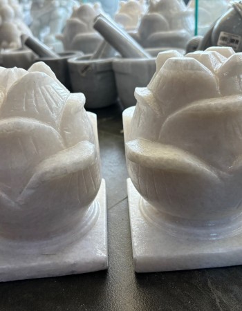 Búp sen đá trắng nguyên khối ngang, rộng 15cm cao 20cm T063