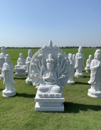 Tượng Quan Âm Thiên Thủ Thiên Nhãn được chế tác từ đá trắng nguyên khối, cao 1.2m T285