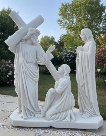 Tượng Chúa Giêsu vác thánh giá được điêu khắc bằng đá trắng nguyên khối, cao 2.5m T383