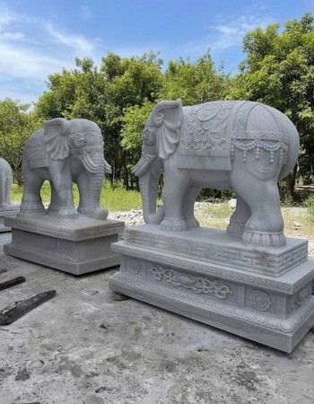 Bức tượng đá trắng nguyên khối tự nhiên cao 1m8 T366