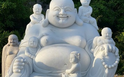 Phật Di Lặc đá trắng tự nhiên – Linh vật cát tường trong không gian thờ đá mỹ nghệ Việt