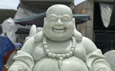 Tinh hoa đồ thờ đá mỹ nghệ Phật Di Lặc đá trắng tự nhiên – Biểu tượng hạnh phúc và thịnh vượng
