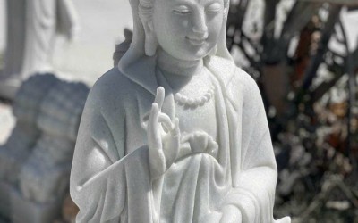 Tượng Quan Âm Đá Trắng Và Năng Lượng Bình An Trong Không Gian Sống