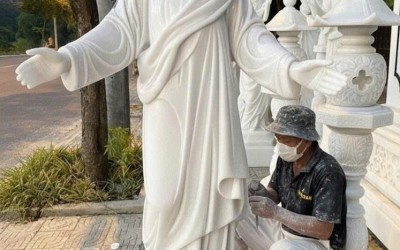 Vì Sao Nên Chọn Chúa Giê-su Bằng Đá Trắng Nguyên Khối Thay Vì Tượng Đúc Khuôn?
