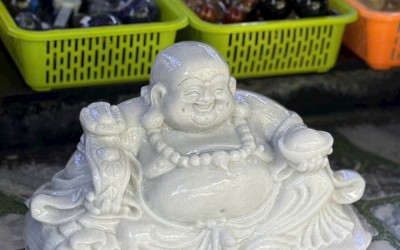  Tượng Di Lặc đá trắng nguyên khối – Giá trị phong thủy, nghệ thuật và sự trường tồn vượt thời gian