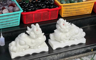 Tỳ Hưu Đá Trắng Nguyên Khối Chế Tác Thủ Công – Khác Biệt So Với Sản Phẩm Đúc Khuôn