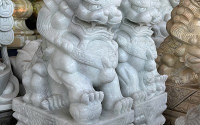 Cặp Kỳ Lân Đá Trắng Tự Nhiên – Biểu Tượng Quyền Uy Và Tài Lộc Bền Vững